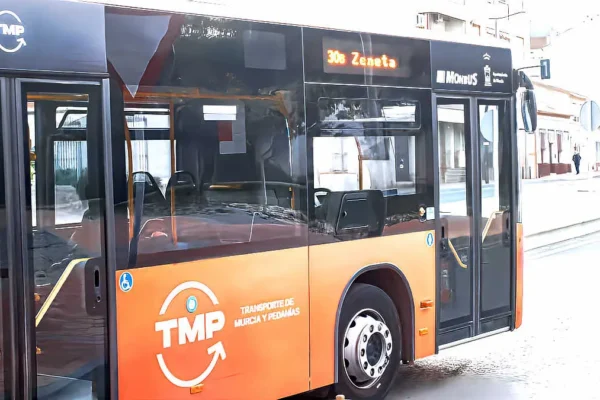 Autobús de Transporte de Murcia y Pedanías (TMP) utilizado en el refuerzo especial de líneas por la festividad de Todos los Santos en Murcia.