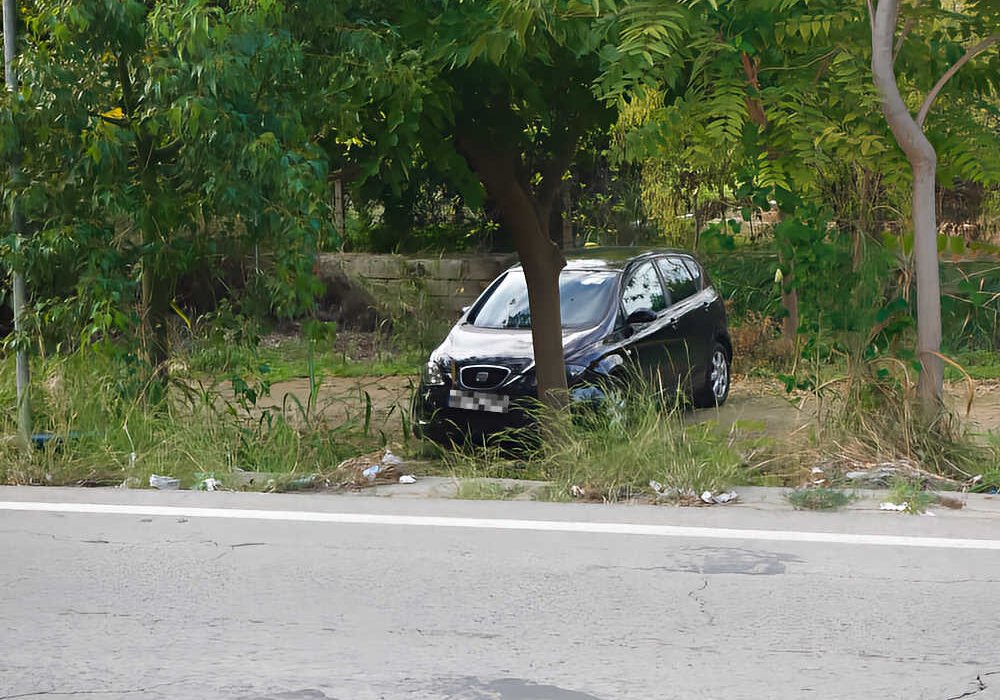 Seat Altea accidentado junto a la Vía Verde de Beniaján, en Murcia, tras cruzar la avenida del Palmar marcha atrás.