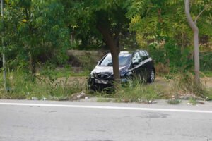 Seat Altea accidentado junto a la Vía Verde de Beniaján, en Murcia, tras cruzar la avenida del Palmar marcha atrás.