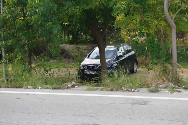 Seat Altea accidentado junto a la Vía Verde de Beniaján, en Murcia, tras cruzar la avenida del Palmar marcha atrás.