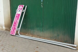 Señal indicativa del Auditorio y Centro de Artes Escénicas de Beniaján, tumbada en el suelo