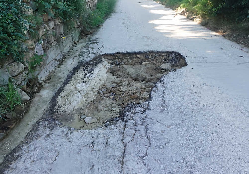 Gran socavón y asfalto hundido en el Camino de San Antón en El Bojar, Beniaján