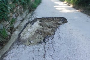 Gran socavón y asfalto hundido en el Camino de San Antón en El Bojar, Beniaján
