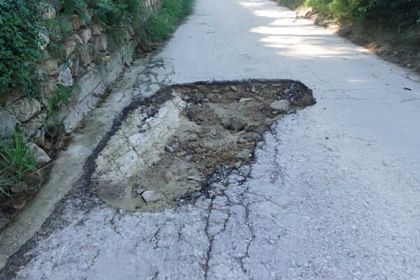 Gran socavón y asfalto hundido en el Camino de San Antón en El Bojar, Beniaján