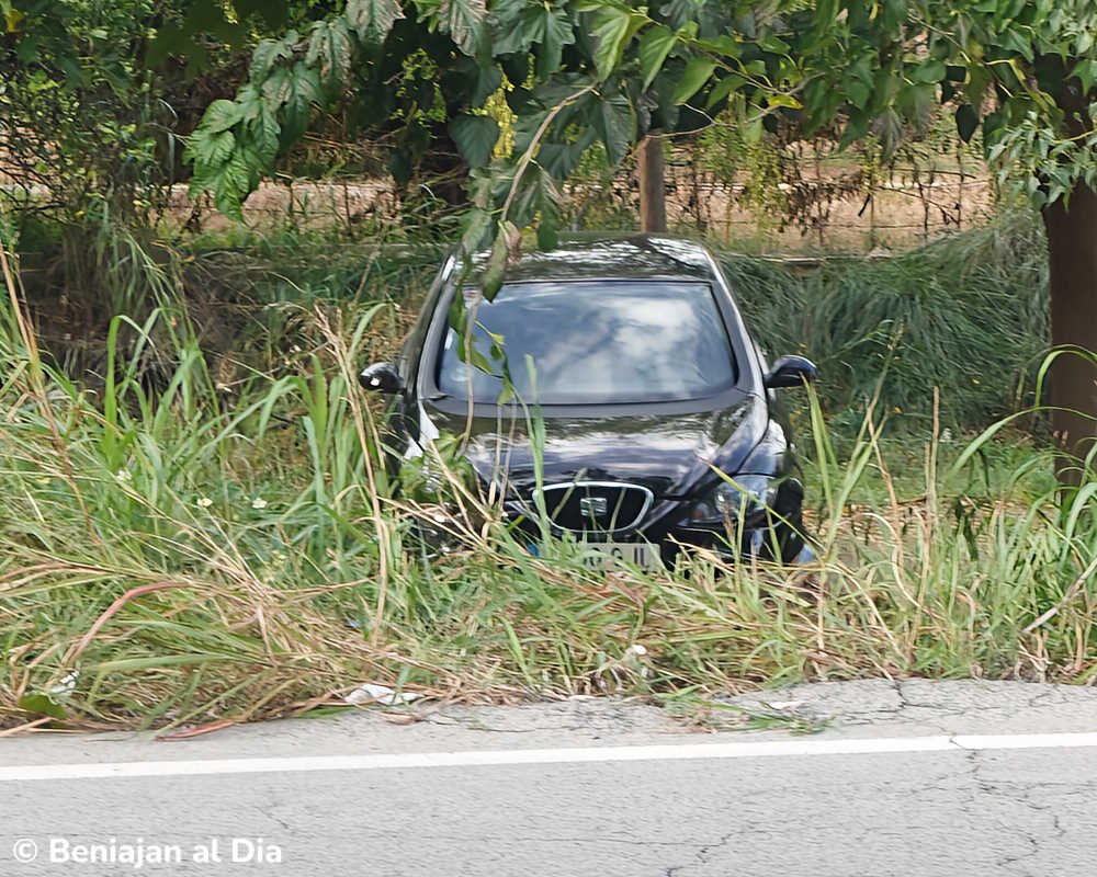 Seat Altea accidentado entre la vegetación de la Vía Verde de Beniaján, Murcia.